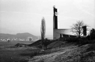 Lörrach: Außenansicht St. Peter Kirche von Westen, mit Landschaft