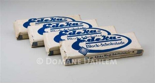 Vier Schaupackungen "Edeka-Block-Schokolade"