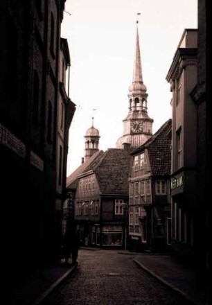 Stade: Straße mit Kirchturm, [St. Cosmae et Damiani]