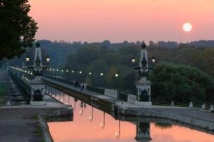 Frankreich. Centre. Loiret. Briare. Pont Canal. Kanalbrücke über die Loire. 1890. Bei Sonnenuntergang. Von Alexandre Gustave Eiffel konstruiert