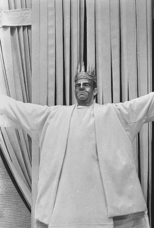 Szenenbilder aus "Sieben gegen Theben", Komödie von Aischylos in der Regie von Manfred Karge. Berliner Ensemble, 24./28.05.1969