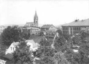 Deuben (Freital-Deuben). Stadtteilansicht mit Christuskirche und Schule. Blick nach Nordost