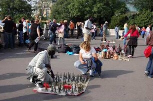 Paris - Menschen in der City : Schwarzafrikanische Straßenhändler auf dem Montmartre. Paris, 2006