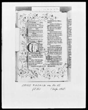Deutschordensbrevier für die Ballei Utrecht — Initiale C (antate), darin Chorherren und Meßdiener singend, Folio 56verso