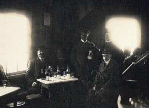 Nordkap. Touristen trinken im Postamt Champagner