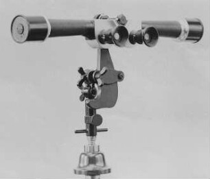 Scherenfernrohr von Zeiss, auseinandergeklappt : Technikgeschichte | Physik | Optik | Geodätische Instrumente