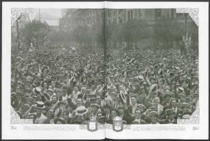[La multitud en la plaza]