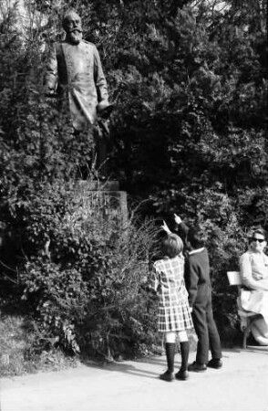 Badenweiler: zwei Franzosenkinder vor Standbild