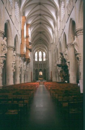 Brüssel. Kathedrale St. Michel und St. Gudula (ab 1226, E. 15. Jh.), Langhaus. Blick durch das Mittelschiff mit Orgel von Gerhard Grenzing (2000) nach Osten zum Chor
