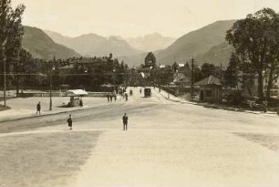 Bozen. Blick über die Stadt, das Eisacktal aufwärts. Im Hintergrund die Rosengartengruppe. Die Brücke führt über den Talfersbach, der hier in den Eisack mündet