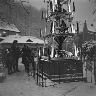 Schwarzenberg, Weihnachtsmarkt : Schwarzenberger Ortspyramide, Niedermann Haushaltswaren und Altes Postamt. Winteraufnahme
