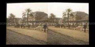 Platz mit Autos und Passanten vor dem Hauptbahnhof, Nizza