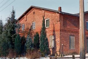 Viertbruch (25): Bauernhaus aus Backstein mit umlaufendem Gesims: Giebelseite Wohntrakt: Traufseite [angeschnitten]: Gartenbäume