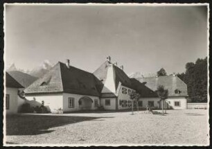 Landhaus Dr. Wolfgang Huck, Bischofswiesen: Hofansicht, Blick auf das Hauptgebäude aus nordöstlicher Richtung