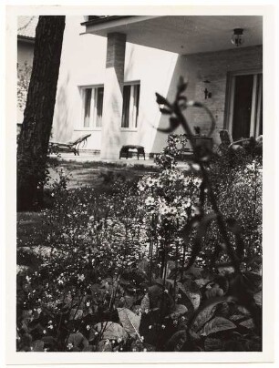 Garten Simon, Berlin-Dahlem: Wohnhaus untere Terrasse, eckige Stützen