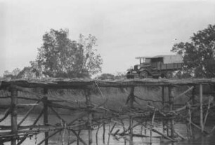 Hangaüberfahrt : Überfahrt des Expeditionsautomobiles über eine Brücke