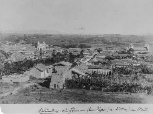 Siedlung : Blick von einer Anhöhe auf eine Siedlung