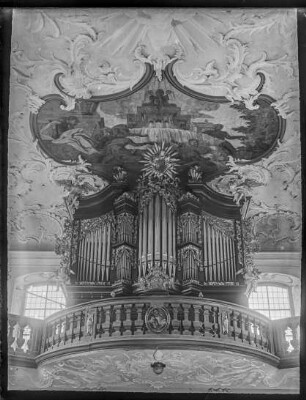 Pfarrkirche, Orgel und Deckengemälde