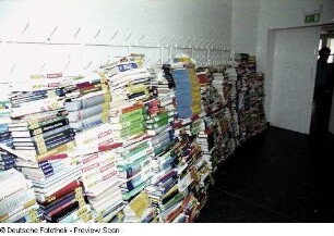 Sächsische Landesbibliothek - Staats- und Universitätsbibliothek Dresden, Zweigbibliothek Medizin. Gestapelte Bücher