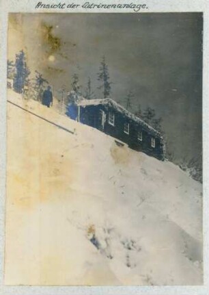 Foto der Außenansicht der Latrinenanlage am Buchenkopf