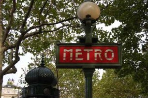 Paris - Metroschild : Altes Metro-Schild am Eingang einer Metrostation in Paris, 2006