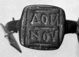 Fingerring mit griechischer Inschrift: ΔΟΜ / ΝΟΥ