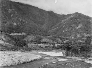 Flusslandschaft : Flusslandschaft in einem Tal
