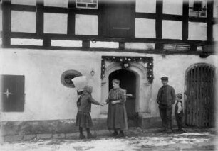 Am Hiemann-Gut : heute: Hauptstr. 97; Über Haustür (Sitznischenportal) befindet sich eine Schlagtür, dahinter war eine Stellmacherwerkstatt untergebracht