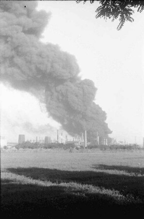 Ploesti: Brennende Raffinerien nach Luftangriff der Russen 1942
