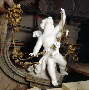 Paulus-Altar — Rechter girlandenhaltender Putto auf dem Gebälk des Auszuges