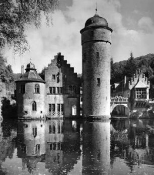 Mespelbrunn. Wasserschloss (1419, Erweiterung 1493, Umbau 1564-1569)