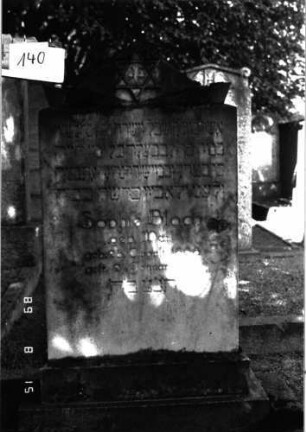 Grabstein 140 (Index: 100105302) Material: weißer Marmor Zustand: gut Maße HxBxT: 116x56x15 cm Beschreibung: Stele, getreppter Sockel, Abschluß: Sonderform Symbolik: Davidstern im Abschluß: Grabstein 140