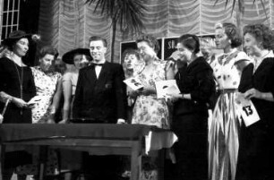 Baden-Baden: Kurhaus; Tombola-Bewerberinnen und Croupier mit Roulette