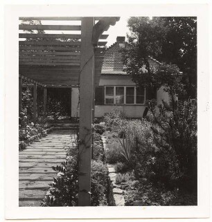 Garten Prof. Wilhelm Kempff, Potsdam: Haus und Pergola, Plattenweg