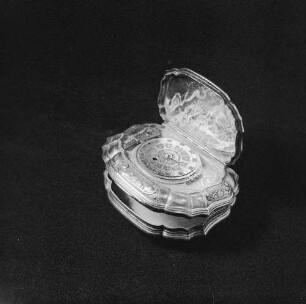 Schnupftabakdose mit aufklappbarer Spindeltaschenuhr : Uhrensammlung Landrock in Zittau. Schnupftabakdose (um 1750) mit aufklappbarer Spindeltaschenuhr (um 1830)