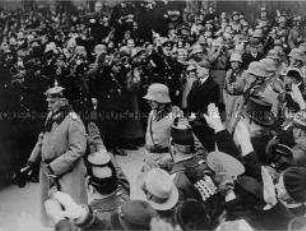 Paul von Hindenburg und Reichskanzler Adolf Hitler verlassen die Garnisonkirche in Potsdam