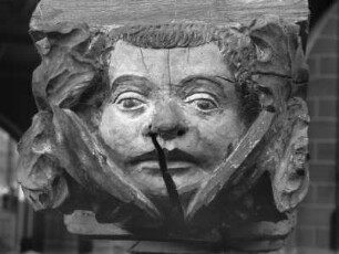 Konsole von der ehemaligen Empore der Stadtpfarrkirche Sankt Maria mit Maske und Blattwerk