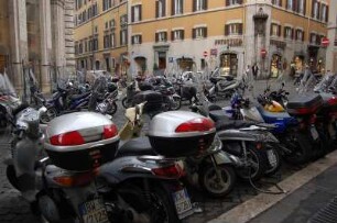 Rom 2006 - Parkplatz für Mopeds : Parkplatzprobleme für Mopeds im Zentrum von Rom, aufgenommen 2006