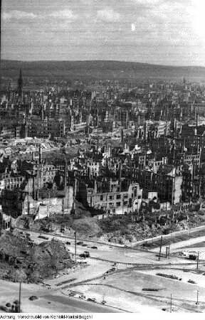 Dresden, zerstörte Innenstadt (Blick vom Rathausturm), nach 1945