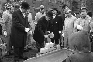 Fastnachtsaktion der 1. Großen Karneval-Gesellschaft 1908 Durlach e.V. mit "Grundsteinlegung" für das neue Durlacher Schwimmbad