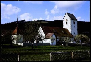 Saig: Kirche, seitlich, mit Blüten
