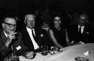 16. Tagung 1966 Mediziner; Studentenabend Polonaise: Studenten mit E. Fromm, Ehepaar Cournand am Tisch