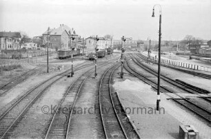 Bahnhofsgelände: Gleisanlagen, Signalanlagen, vorne Bahnsteige, Lichtmast, hinten Güterwaggons: rechts Ladestraße: hinten Bahnübergang Ratzeburger Straße, Stellwerk, Häuser