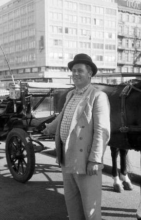 Wien: Fiaker vor seiner Kutsche, an der Oper