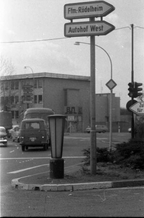 Frankfurt (Main). Straßenkreuzung mit Richtungsweiser nach Frankfurt (Main)-Rödelheim und zum Autohof West