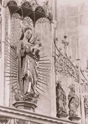 Flügelaltar : Flügelaltar. Holz, geschnitzt, gefaßt (1480/1510). Detail des Gesprenges mit Madonna unter dem Baldachin. Salzwedel, Marienkirche