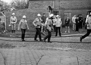 Feuerwehr: Feuerwehrleute üben einen Rettungseinsatz