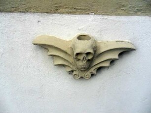 Stadtkirche-Katherinenkapelle (1421)-Ansicht über Traufseite Süd -Erdgeschoß-Weihwasserstein als Totenkopfplatik im Detail