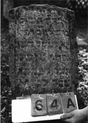 Grabstein 64 (Index: 99790622) Maße HxBxT: 80x44x19 cm: Grabstein 64A