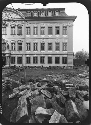 Oppurg, Schloßstraße 2. Schloß (1705-1708, Umgestaltung 1746-1747, Restaurierung seit 1984). Haupteingangsseite (Teilansicht) von Süden